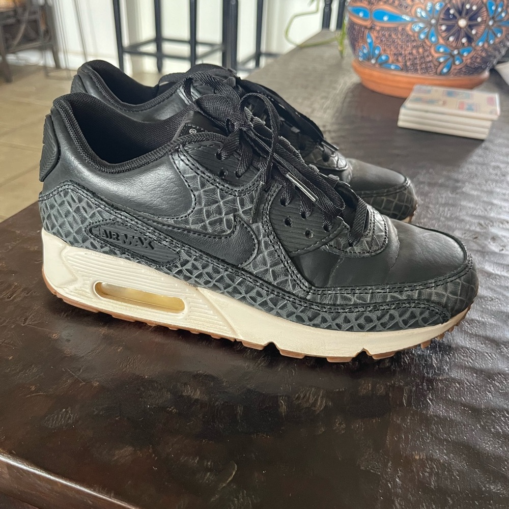 Women’s Nike Air Max 90